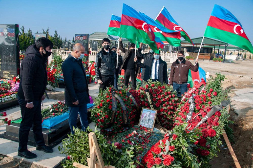 Nərimanov rayon gəncləri şəhidlərin məzarını ziyarət etdi - FOTOLAR